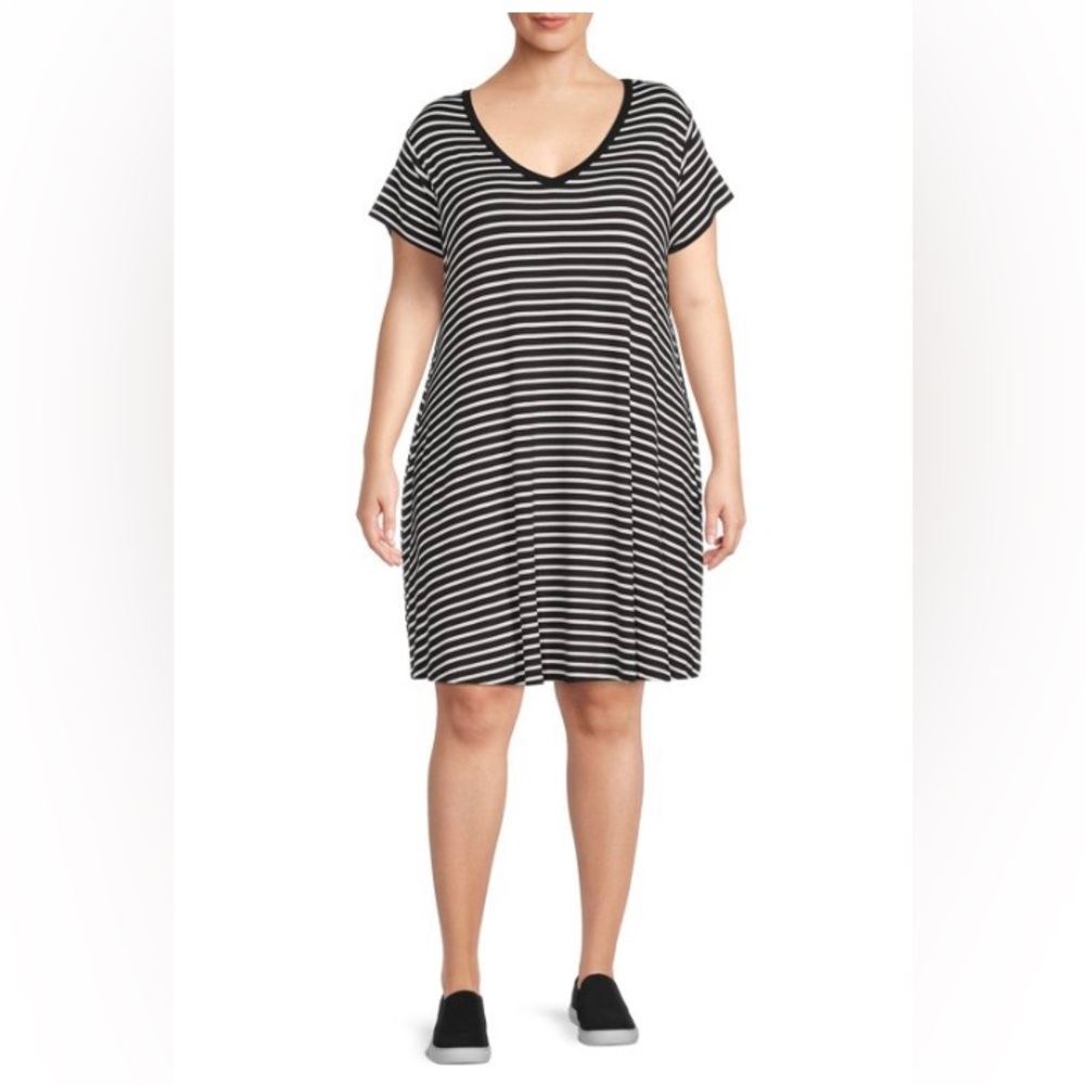 TERRA AND SKY LONG BLACK AND WHITE STRIPPED DRESS WITH POCKETS